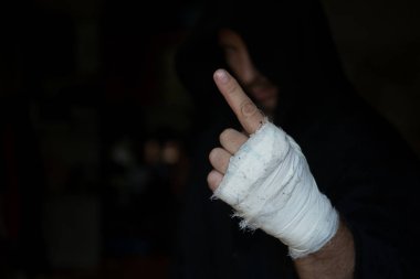 El Pro boksör yumruklarını mücadele öncesi bandaj ile. Profesyonel avcı mücadele, seçilen odak önce soyunma odasında hazırlanır
