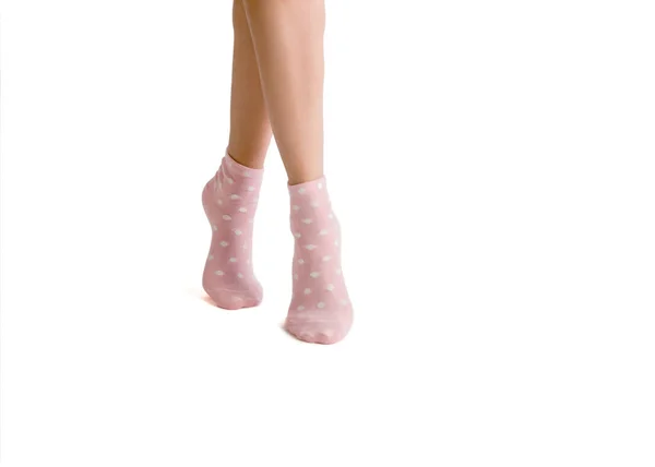 Gepflegte weibliche Füße in rosa Socken, Nahaufnahme, isoliert auf weiß — Stockfoto