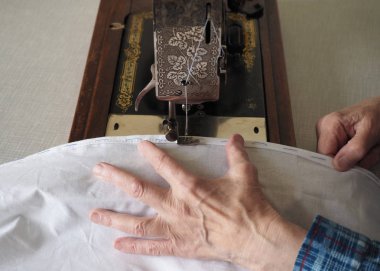 Dikiş işlemi. Eski vintage dikiş makine ve el ayak. Seçici odak