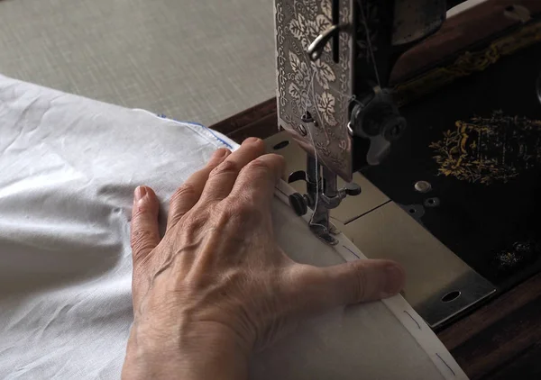 Processo di cucito. Piede di vecchia macchina da cucire vintage e mano. Focus selettivo — Foto Stock