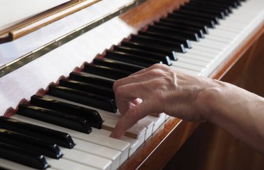 Yaşlı kişi el piyano, yakın çekim