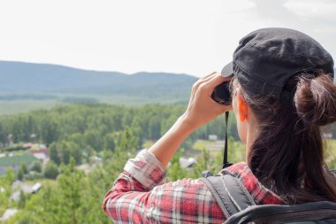 Dürbün ve doğa, göl, dağ ve ağaçlar, bakarak uzun yürüyüşe çıkan kimse yakın çekim