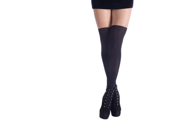 Largas piernas femeninas sexy en polainas negras, vestido apropiado y botas de tobillo. Aislado sobre blanco —  Fotos de Stock