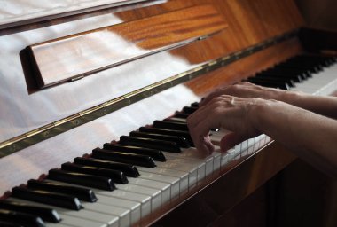 Yaşlı kişi el piyano, yakın çekim