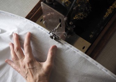 Dikiş işlemi. Eski vintage dikiş makine ve el ayak. Seçici odak