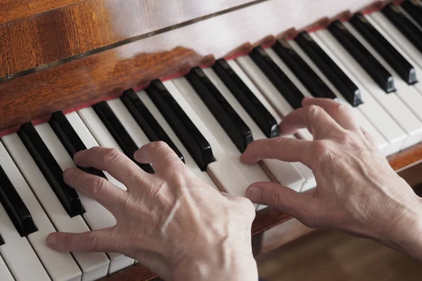 Bejaarde vrouw handen spelen van de piano, close-up — Stockfoto