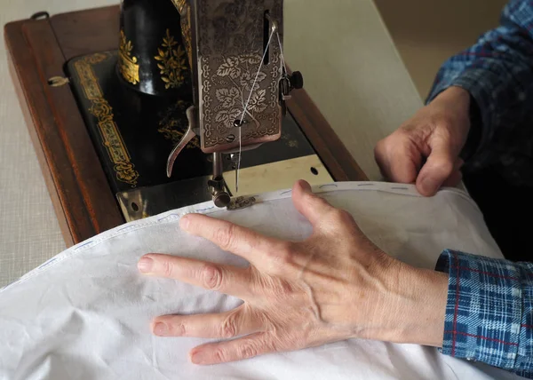 Dikiş işlemi. Eski vintage dikiş makine ve el ayak. Seçici odak