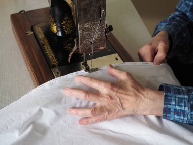 Dikiş işlemi. Eski vintage dikiş makine ve el ayak. Seçici odak