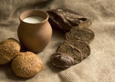 toprak kapta süt ve farklı ekmek kesme