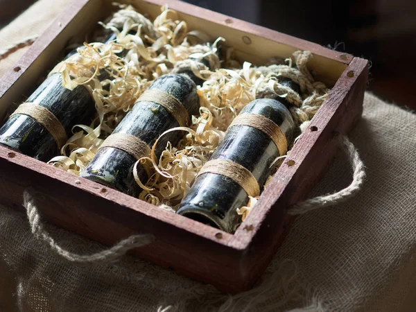 Garrafas velhas de vinho em madeira de barbear — Fotografia de Stock