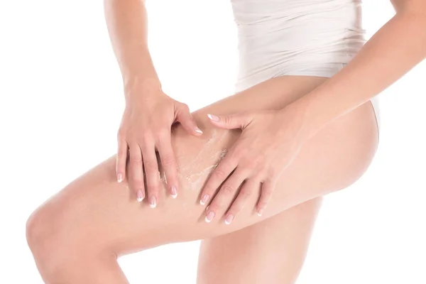 Kobiece dłonie masaż nóg kobiety z balsam do ciała, z bliska — Zdjęcie stockowe
