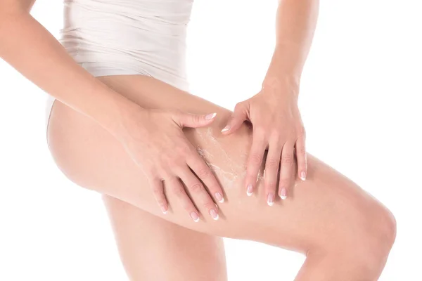 Mãos femininas massagem perna de mulher com loção corporal, close-up — Fotografia de Stock