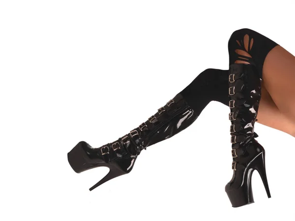 Sexy kobieta opalone nogi w pończochy i błyszczące czarne Fetysz Buty z widokiem wyłącznie po stronie platformy extrem — Zdjęcie stockowe