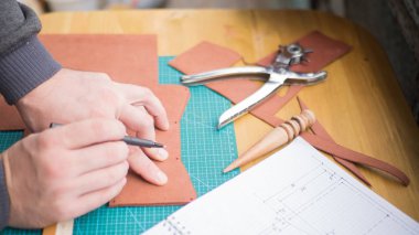 Tanners boyuyla deriyle çalışmayı. Tabanca punch ve bir yağmurluk. Odağı, seçili yakın.