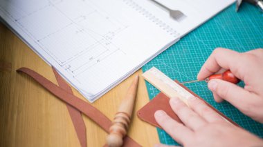 Tanners boyuyla deriyle çalışmayı. Mat, adım yumruk ve bir yağmurluk. Odağı, seçili yakın.