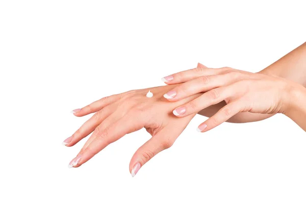 Mãos femininas aplicando creme de mão, fundo branco, close-up — Fotografia de Stock