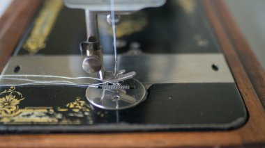 Ayak antika el dikiş makinesi, yakın çekim, odak seçilen.