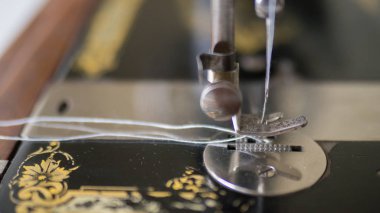 Ayak antika el dikiş makinesi, yakın çekim, odak seçilen.