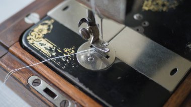Ayak antika el dikiş makinesi, yakın çekim, odak seçilen.