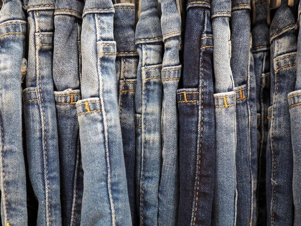 Сині джинси на вішалці в магазині, крупним планом — стокове фото