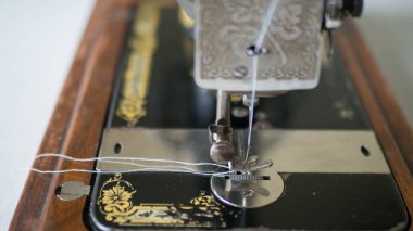 Ayak antika el dikiş makinesi, yakın çekim, odak seçilen.