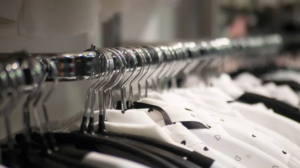 Rek met hangers in een kleding winkel. Geselecteerde focus. — Stockfoto