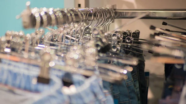 Rek voor hangers met kleding in de lijn in warenhuis, selectieve aandacht, vervagen — Stockfoto