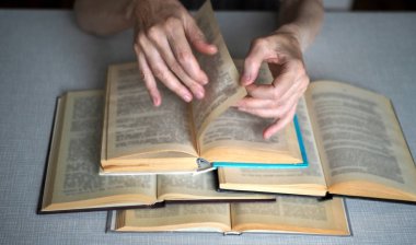 Yaşlı kişi eller açılan kitaplarla, seçilen odak kapatın, bulanıklık