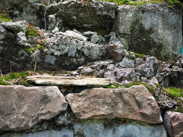 Half verwoeste oude muur metselwerk met mos. Textuur, steenwerk — Stockfoto