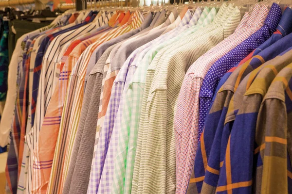 Shirts op hangers in kledingwinkel, voorraad, sasle — Stockfoto