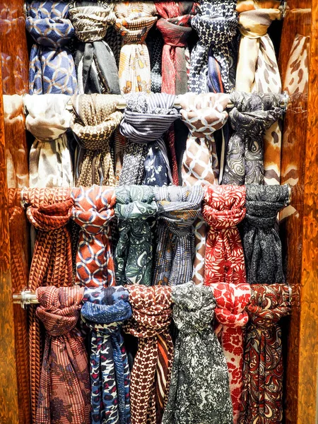 Cachecol pescoço brilhante multicolorido no cabide em uma loja — Fotografia de Stock