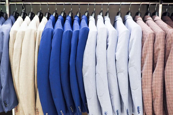 Мужские куртки на вешалках в магазине — стоковое фото