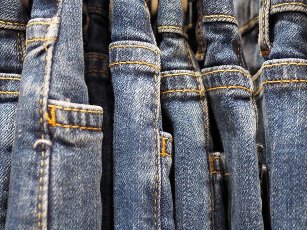 Сині джинсові штани у вішалці, крупним планом — стокове фото