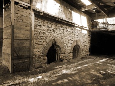 terk edilmiş bir hidroelektrik santral, sepya iç