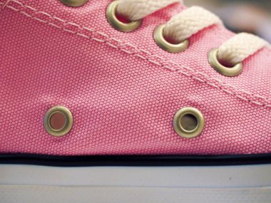 Grommets ile bağcıklı pembe trendy spor ayakkabı yakın çekim