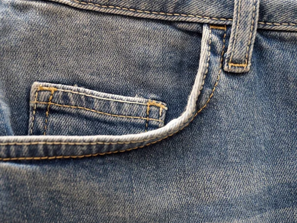 Передня кишеня блакитних джинсів, крупним планом — стокове фото