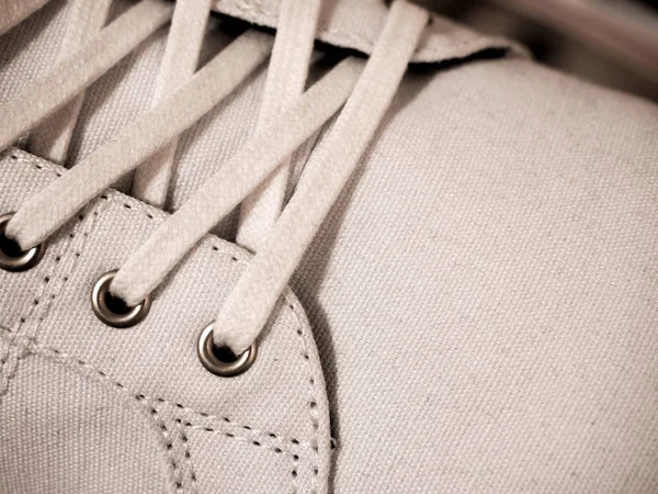 Крупним планом нові кросівки мережива, модне взуття — стокове фото