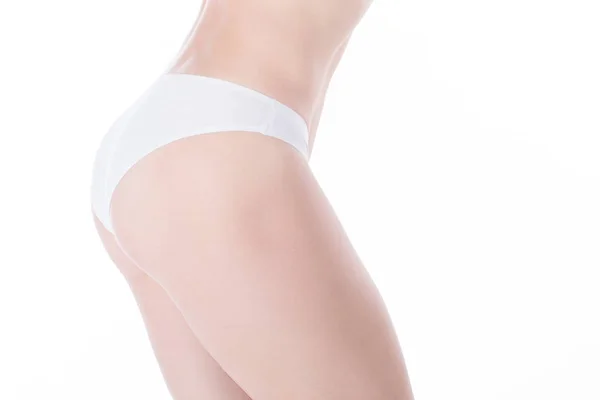 Przycięte kobieta zadbana biodra w białe majtki podstawowej, na białym tle. — Zdjęcie stockowe
