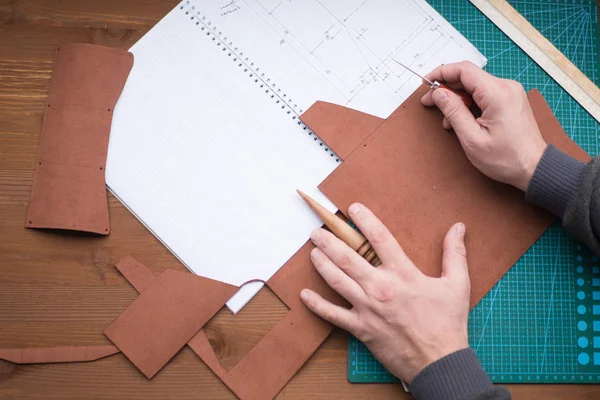 Tanneurs mains au travail avec poinçon, licker et cuir. Focus sélectionné, gros plan . — Photo