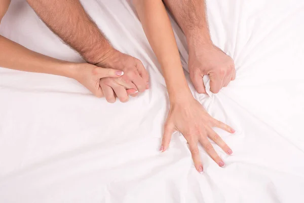흰색 구겨진된 시트, 손에 초점에 침대에서 사랑을 나누는 커플 — 스톡 사진