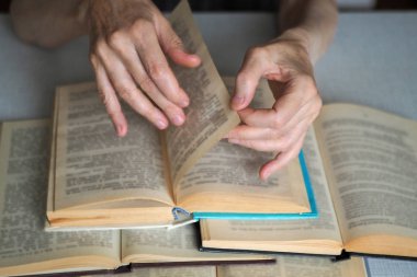 Yaşlı kişi eller açılan kitaplarla, seçilen odak kapatın, bulanıklık