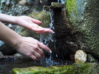 İnsan eli ve taze, soğuk su dağ bahar