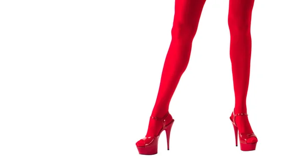 Sexy piernas femeninas en fetiche medias rojas y tacones altos rojos, aislado en blanco, mostrar las niñas y el concepto de club nocturno . —  Fotos de Stock