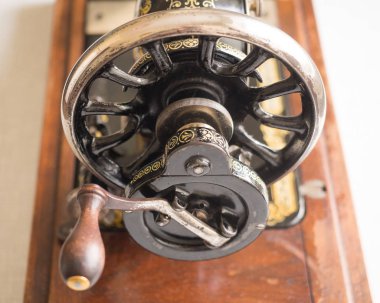 İlk elden Singer dikiş makinesi parçası, volan, seçici odak