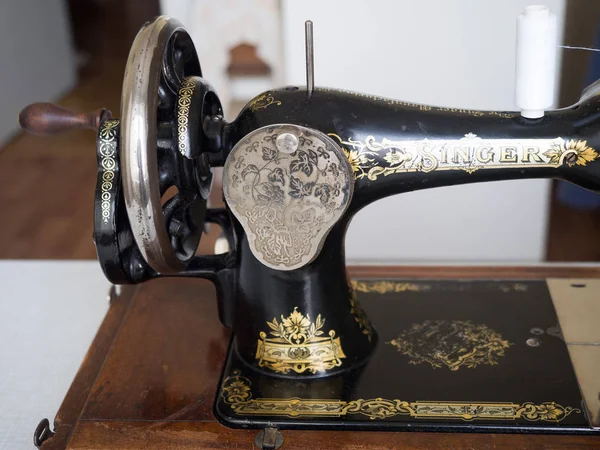 First hand SINGER sewing machine, close up, side view, selective focus — Stock Photo, Image