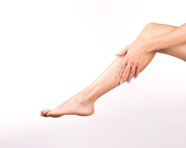 Erkek de çıplak bacak ve üzerinde beyaz izole el, bakımlı