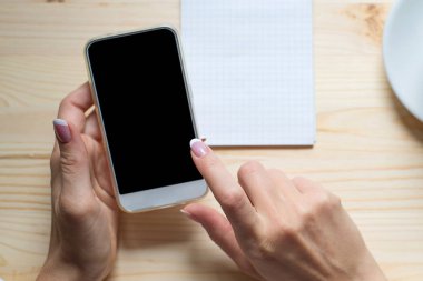 Kahve molası. Eller dokunur bir akıllı telefon, Fransız manikür ekranda, yakın çekim, görünümü, alay kontör