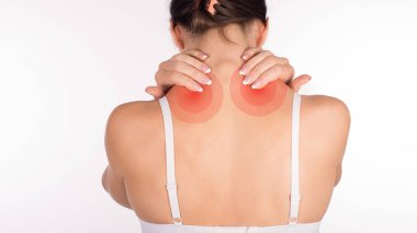 Boyun ve omuz ağrısı ve yaralanma, arkadan görünüm, kadın ile yakın çekim, üzerinde beyaz izole