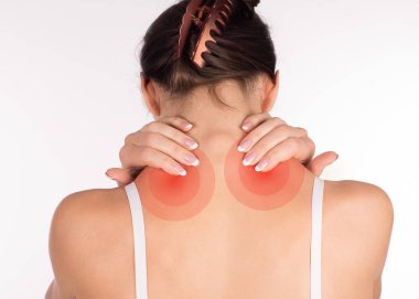 Kas spazmı. Boyun ve omuz ağrısı ve yaralanma, arkadan görünüm, kadın ile yakın çekim, üzerinde beyaz izole