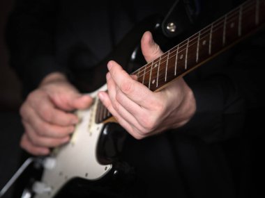 Elektro gitar çalmak erkek eller, seçilen odak, yakın